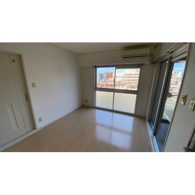 馬借の人気デザイナーズ物件に空きがでました☆勝山公園・街中近く交通機関徒歩圏内＾＾立地条件上々☆お早目のご予約を！！今なら、ネット使用料無料です！この、生活環境に恵まれた馬借エリアで新生活を始めません