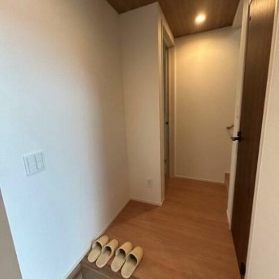 小倉南区葉山の新築戸建てです！子育て環境に適したエリアで、お子様の教育環境にとてもオススメです！新築なので設備も最新式で、リビングも洋室とつなげれば約20帖と広々使えます！ガスは都市ガスで経済的！トイレ