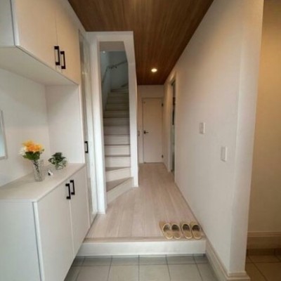 小倉南区葉山の新築戸建てです！子育て環境に適したエリアで、お子様の教育環境にとてもオススメです！新築なので設備も最新式で、リビングも洋室とつなげれば約20帖と広々使えます！秘密基地的なロフトも付いていｔ