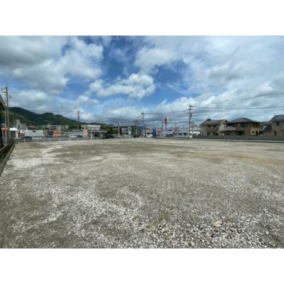 福岡県京都郡苅田町与原に、広大な事業用地が登場しました！
JR日豊本線「小波瀬西工大前」駅まで徒歩14分。幹線道路沿いに面しており、視認性にも優れています。

広さ約2849.58㎡の更地は、多様な事業ニーズにフレ