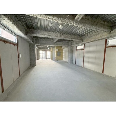 小倉駅・平和通駅まで、いずれも徒歩3分の好立地！
魚町1丁目に誕生したばかりの新築1Fテナントのご紹介です。
複数路線が利用でき、幹線道路沿いという視認性も兼ね備えた、集客力の高いエリア。周辺には人気の飲食