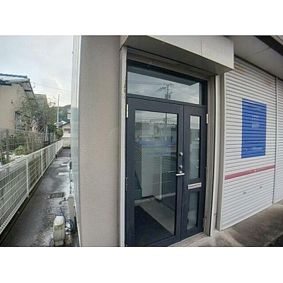 「割子川倉庫付事務所☆オフィスパレア」は、倉庫と事務所が一体となった使いやすい物件です。広々111.6㎡の専有面積（1F2F合計）で、多様なビジネスニーズに対応します。

I.C近く、幹線道路沿いの立地は、物流や営