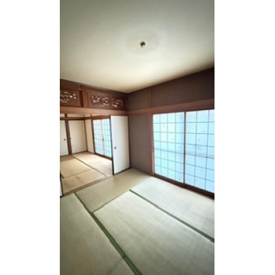 北九州市若松区山手町に、広々4LDKの一戸建てが登場！
ご家族でのびのび暮らしたい方におすすめの物件です。若松駅まで徒歩11分と、通勤・通学にも便利な立地。
敷金ゼロで初期費用を抑えられ、さらに保証人不要でス