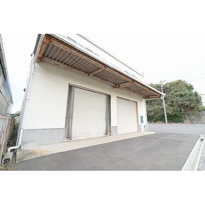 福岡県遠賀郡水巻町に位置する「頃末北4丁目貸倉庫事務所」のご紹介です。
広々とした専有面積307.7m?を誇る鉄骨造の1階部分。倉庫、工場、事務所として、多様なビジネスニーズに対応可能です。事務所スペースも完備