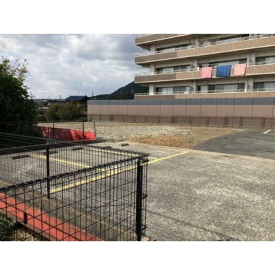 小倉南区沼新町に、広大な事業用貸土地が登場しました！西鉄バス「沼小学校前」停まで徒歩約7分と、アクセスしやすい立地が魅力です。約1490m?（約450坪）のゆとりある敷地は、多様なビジネス展開にご活用いただけま