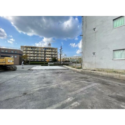 「小倉北区下富野」に、約524.89㎡（約158坪）の広大な事業用地が登場しました！

西鉄バス「小文字一丁目」停まで徒歩2分と、アクセスしやすい立地が魅力です。周辺には「セブンイレブン」「マルショク」「ホームプ