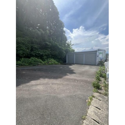 北九州市小倉北区泉台に、事業をサポートする貸倉庫のご案内です。
約79.94m?の広々とした空間は、多様な事業ニーズに対応可能です。2019年築の建物で、清潔感があり、大切な荷物も安心して保管いただけます。

初期