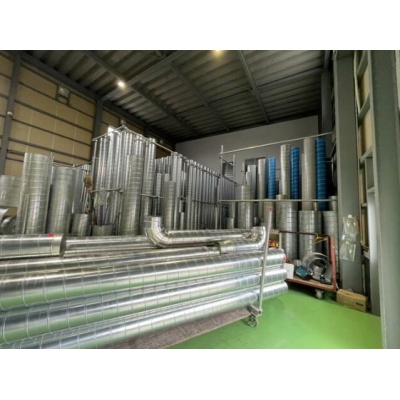 北九州市若松区南二島に、事業拡大をサポートする貸工場が登場しました！若松線 二島駅まで徒歩7分とアクセス良好で、通勤・物流にも便利な立地です。

広々とした敷地面積954.76㎡、専有面積844.7㎡の鉄骨造2階建て