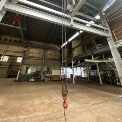 福岡県北九州市門司区に位置する「猿喰貸工場」のご紹介です！広々とした空間で、新たなビジネスの可能性を広げませんか？

こちらは、約1713㎡の広大な専有面積と2552㎡の土地面積を誇る鉄骨造の2階建て工場です。