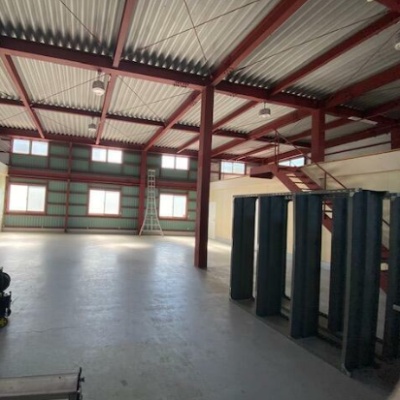 北九州市八幡西区本城に、新たなビジネスチャンスを応援する「本城事務所付き貸倉庫」が登場しました！若松線本城駅から徒歩11分とアクセスも良好な立地です。

広々とした専有面積235.87㎡の鉄骨造平屋建てで、倉庫