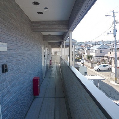2階共用廊下雨も直接当たらず安心です。