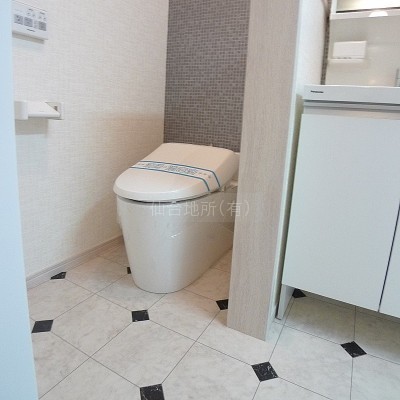 タンクレス洗浄暖房便座付きトイレでスッキリ