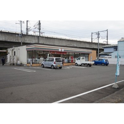 セブンイレブン(車で1分)