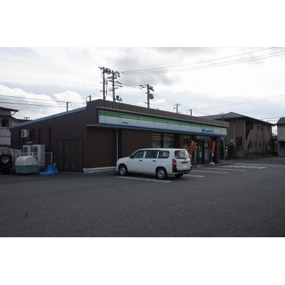 ファミリーマート(車で2分)
