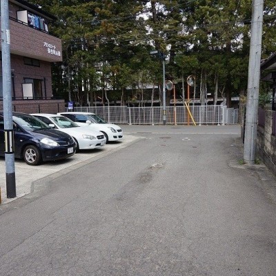 南東側は私道(持分有)