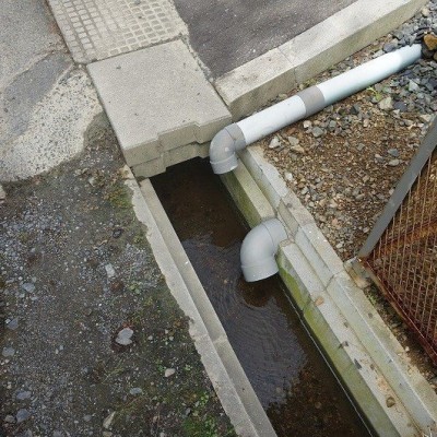 浄化槽で浄化された水は側溝へ
