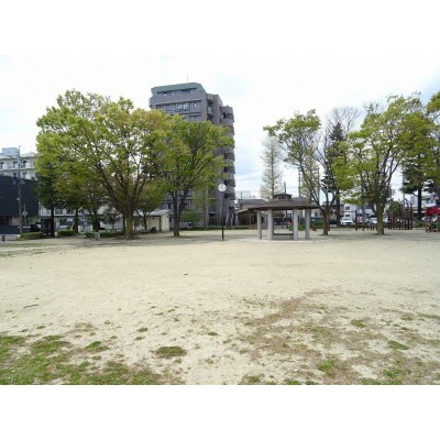 マンションの目の前に公園があります。