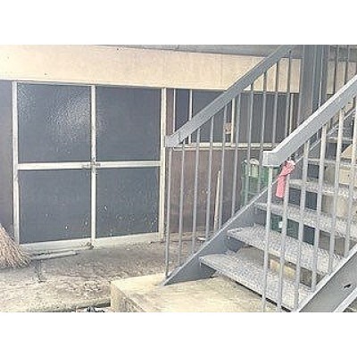 建物の裏側 階段を上る