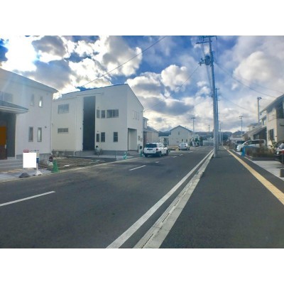 【前面道路と3区画】前面道路北側10mの広い公道、並列2台駐車
