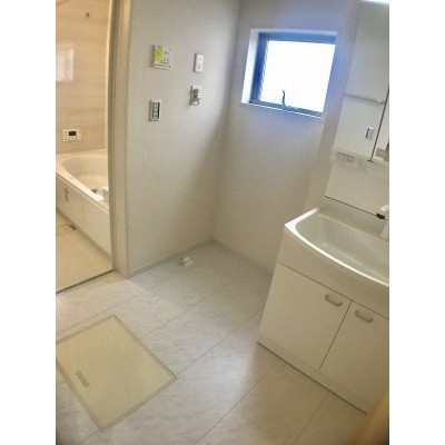 【洗面室】洗面室内はを白を基調としており窓もあるので