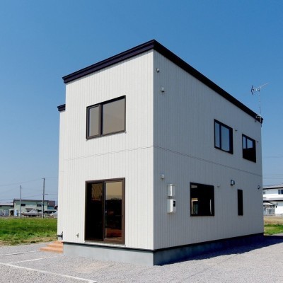 白がまぶしい爽やかな外観です。