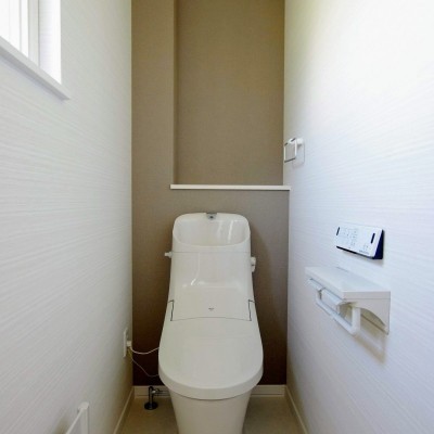 1Fトイレにはおしゃれに見せる飾り棚もあります
