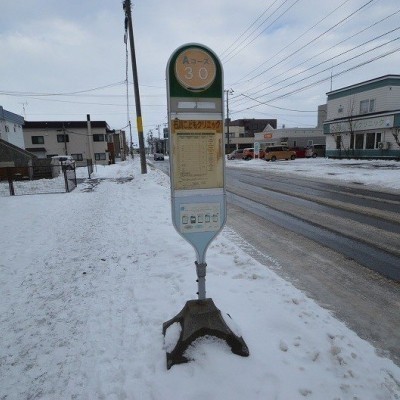 建物前にバス停あり