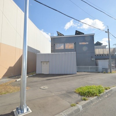 車庫とアスファルト部分が敷地です。