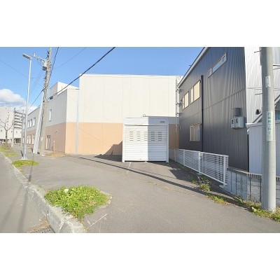 車庫とアスファルト部分が敷地です。