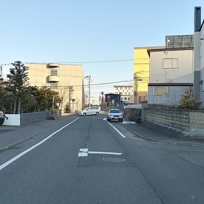 前面道路(北東側11m道路)