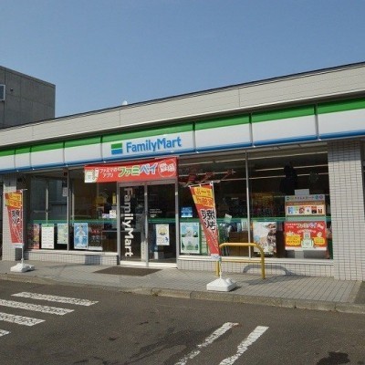 ファミリーマートまで徒歩1分