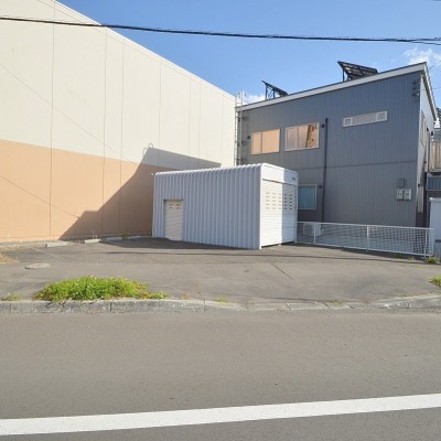 車庫とアスファルト部分が敷地です。