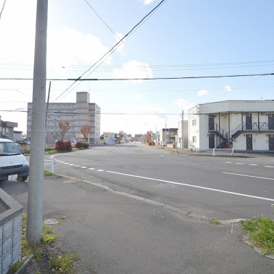前面道路は18m幅で広いです!