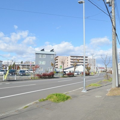前面道路は18m幅で広いです!