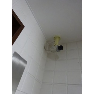 1階エレベーター上の防犯カメラ