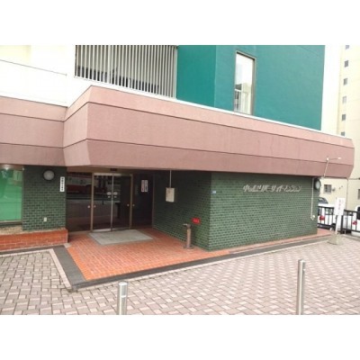 玄関は夜間オートロックです。