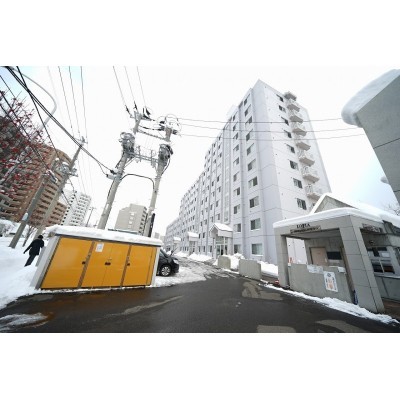 マンション横に管理人室があります