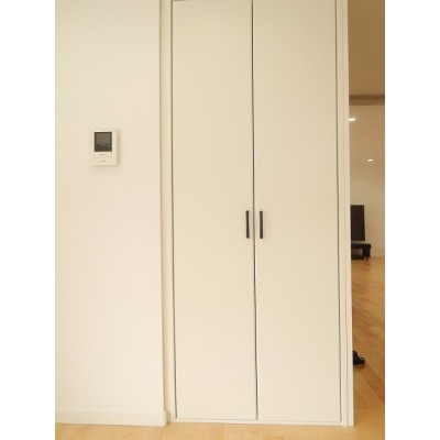 玄関横の収納棚