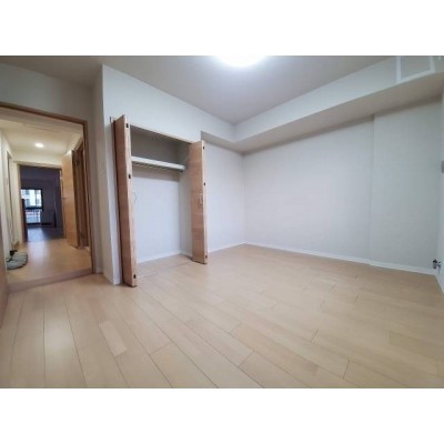 玄関横の洋室は約7帖!