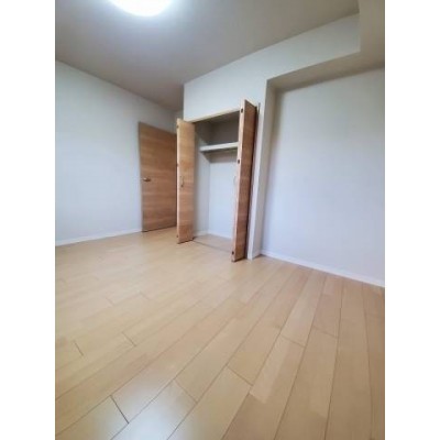 玄関横の洋室は約7帖!