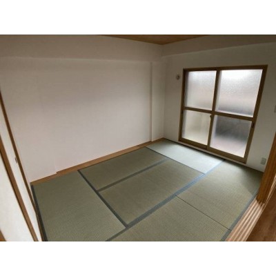 リビング以外の居室:リビング横の和室です。扉を開けておけ...