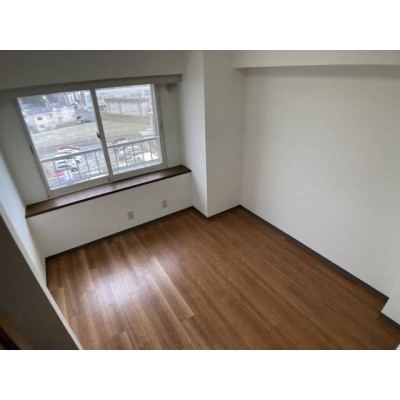 リビング以外の居室:5帖の洋室です