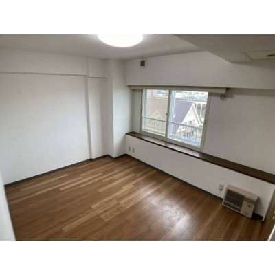 リビング以外の居室:6.9帖の洋室です。主寝室として