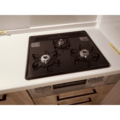 キッチン:三口コンロで調理時も楽々