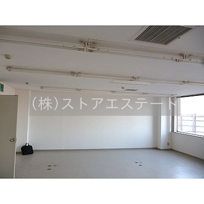 窓面が大きく明るい事務所物件♪