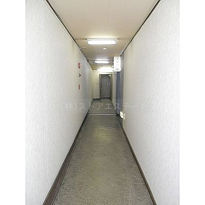 1階共用部廊下♪奥の物件です♪
