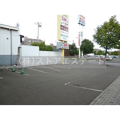 駐車場は共用で5台利用可能♪