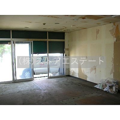 前面ガラスサッシで視認性のある1階路面店♪