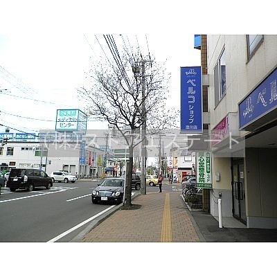 近隣にはドラッグストア・銀行があり便利♪