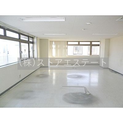 個別冷暖房完備の3階事務所物件♪